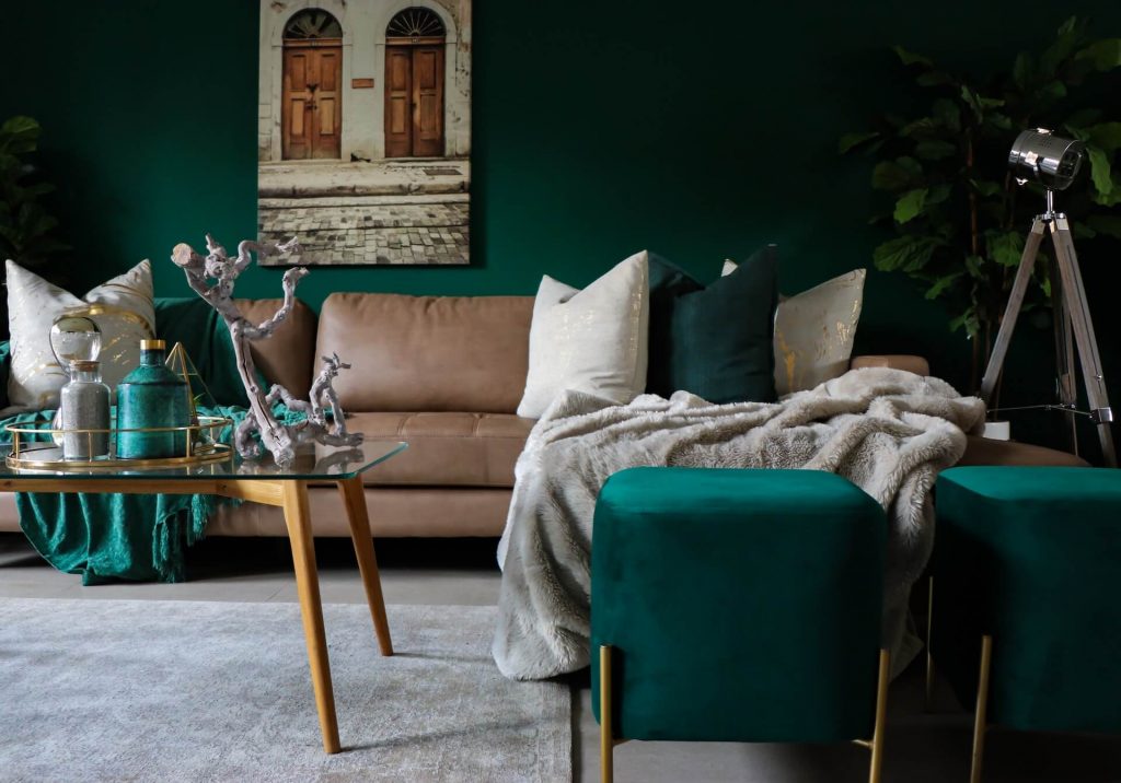 Obývací pokoj s tmavě zelenými stěnami a vkusnou výzdobou